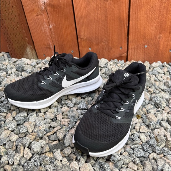 Nike Run Swift 3 Men's Black and White Athletic Shoes - Picture 5 of 13